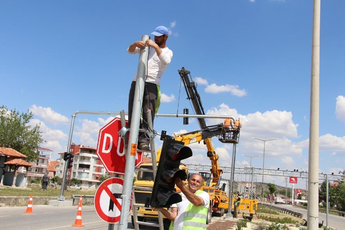 Kula&rsquo;da ilk sinyalizasyonlu akıllı ışıklandırma Jandarma Kavşağı&rsquo;na kuruluyor