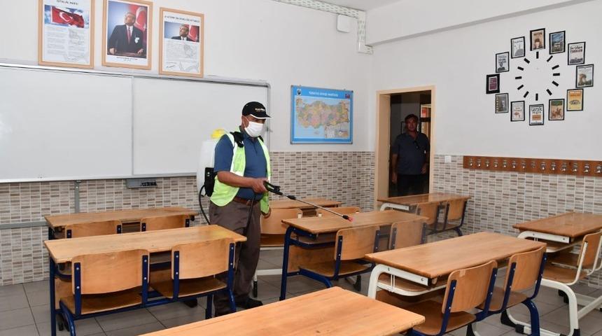 Aksaray Belediyesi sınav &ouml;ncesinde okulları dezenfekte ediyor