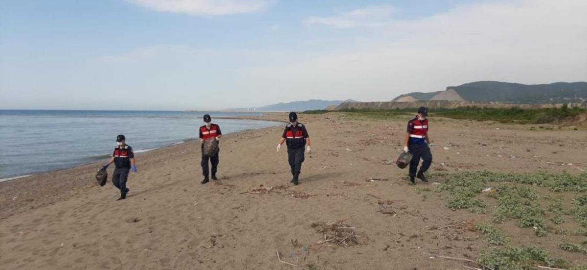 Jandarma ekiplerinden &ccedil;evre temizliği