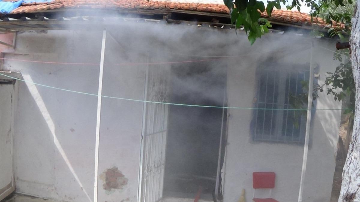M&uuml;stakil evde &ccedil;ıkan yangın &ccedil;evredeki evlere sı&ccedil;ramadan s&ouml;nd&uuml;r&uuml;ld&uuml;