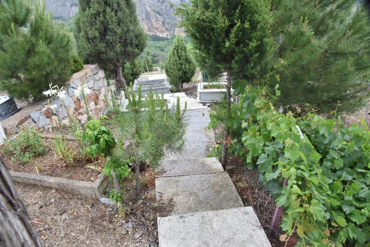 Mezarlıkta temizlik ve bakım &ccedil;alışmaları