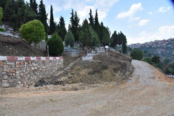 Mezarlıkta temizlik ve bakım çalışmaları G3