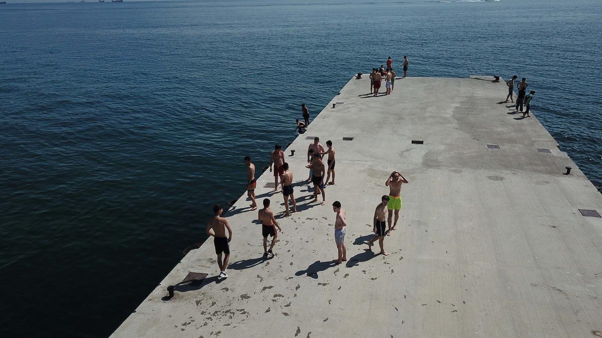 Kısıtlama kalktı, gen&ccedil;ler soluğu denizde aldı!