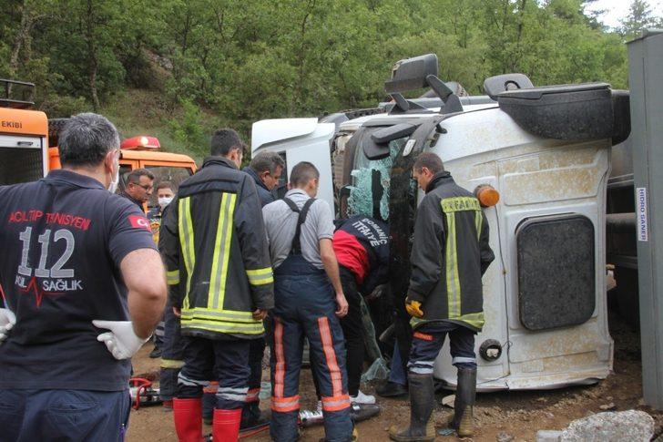 Domaniç’te hafriyat kamyonu devrildi: 1 yaralı G3