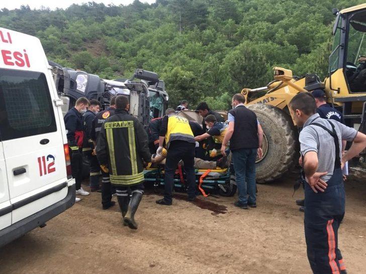 Domaniç’te hafriyat kamyonu devrildi: 1 yaralı G5