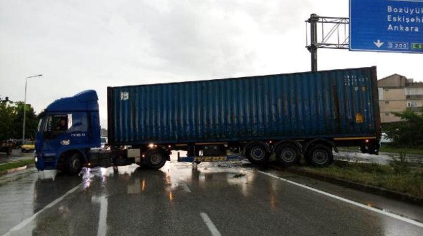 TIR karşı şeride ge&ccedil;ti, karayolu trafiğe kapandı