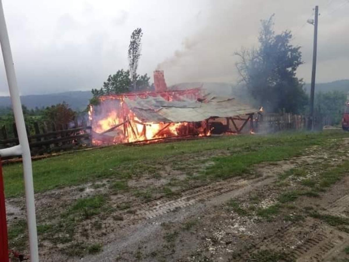 Kastamonu&rsquo;da yıldırım d&uuml;şen ev k&uuml;l oldu