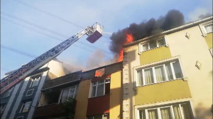 Sultangazi'de korkutan çatı yangını: Diğer binalara da sıçradı