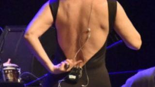 Zuhal Olcay'dan Derin Dekolte