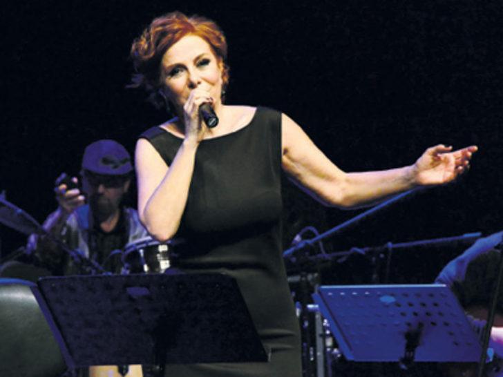 Zuhal Olcay'dan Derin Dekolte G3