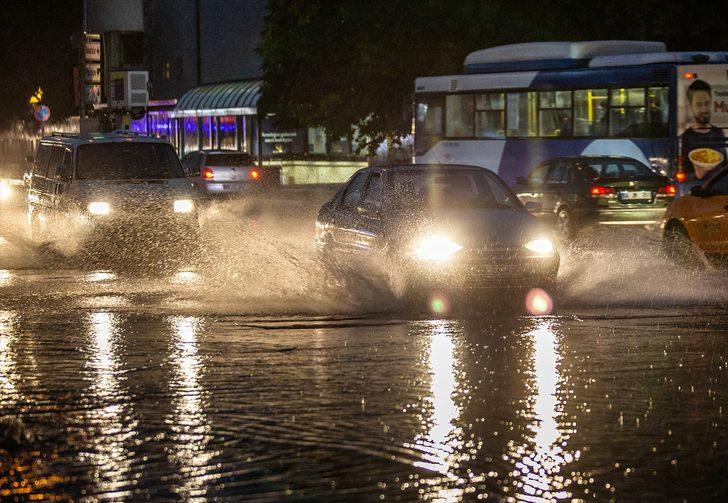 Ankara'da sağanak yağış hayatı felç etti G3
