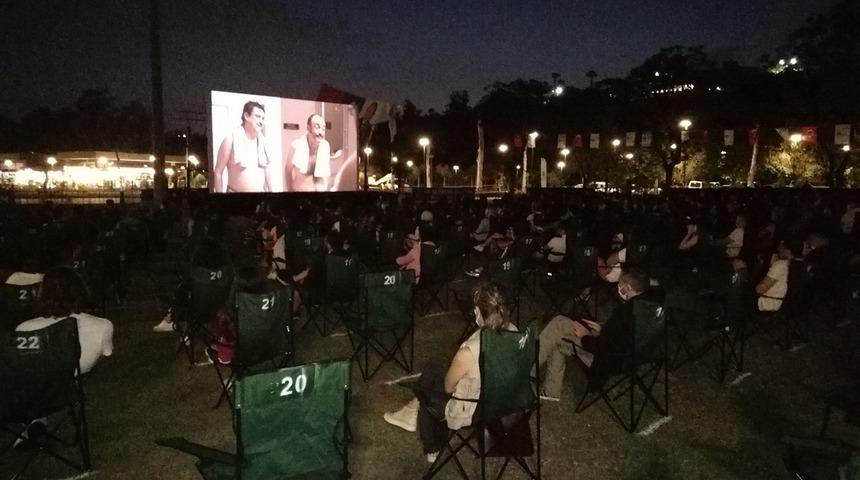 Antalya'da sahilde koronavir&uuml;s &ouml;nlemli sinema keyfi