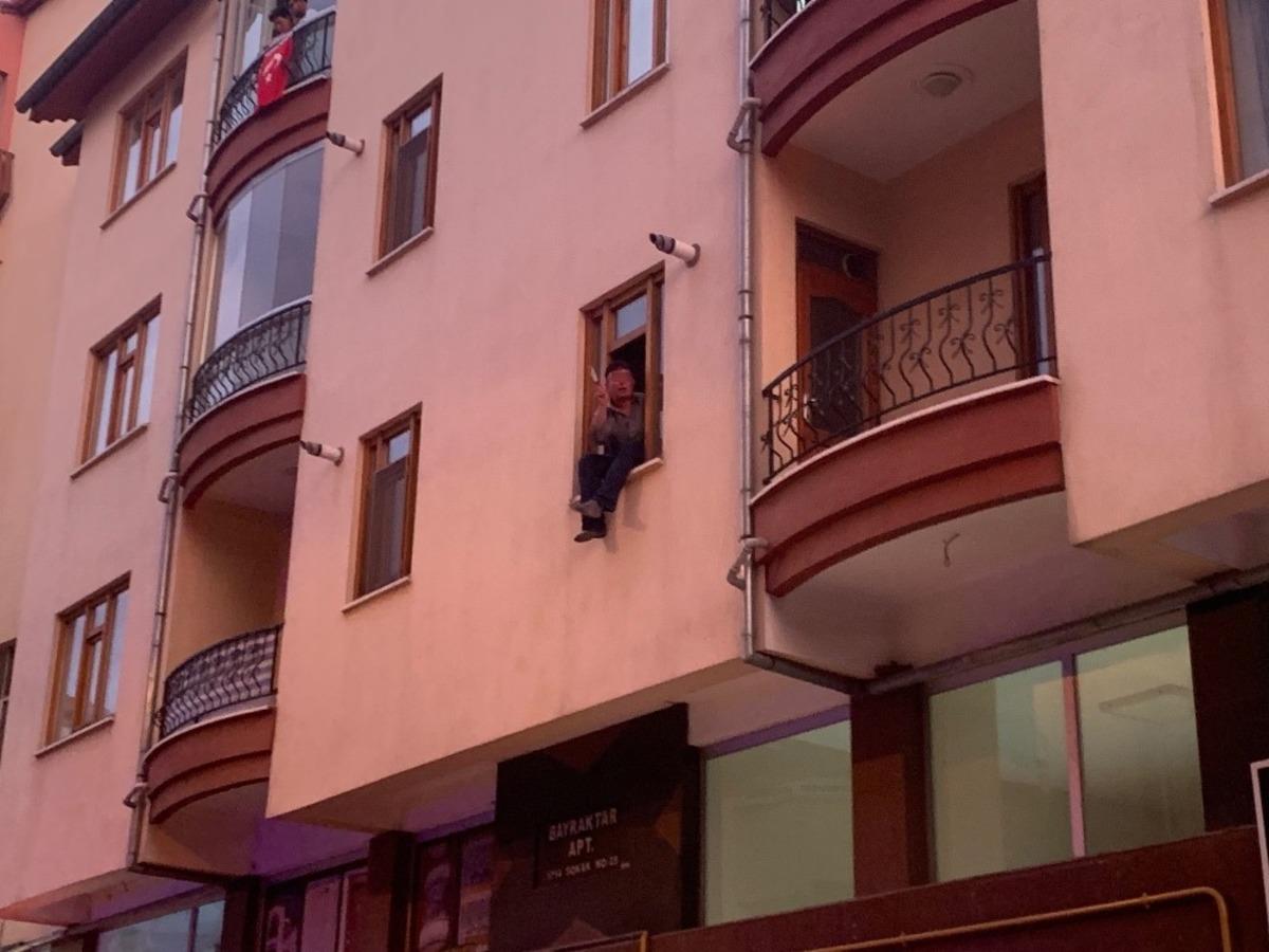 Evin penceresine &ccedil;ıkan adamı polis ikna etti