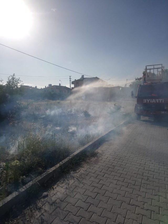 Elektrik hattına dolanan uçurtma yangın çıkardı