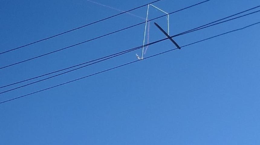 Elektrik hattına dolanan u&ccedil;urtma yangın &ccedil;ıkardı