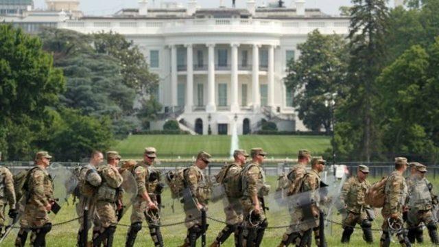 Protestocuları dağıtmak için Beyaz Saray yakınlarına askerler konuşlandırılmıştı