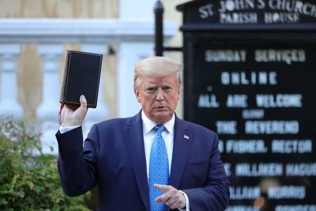 Donald Trump kilise önünde elinde İncil ile poz vermişti