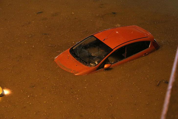 Ankara'da sağanak yağış hayatı felç etti G1