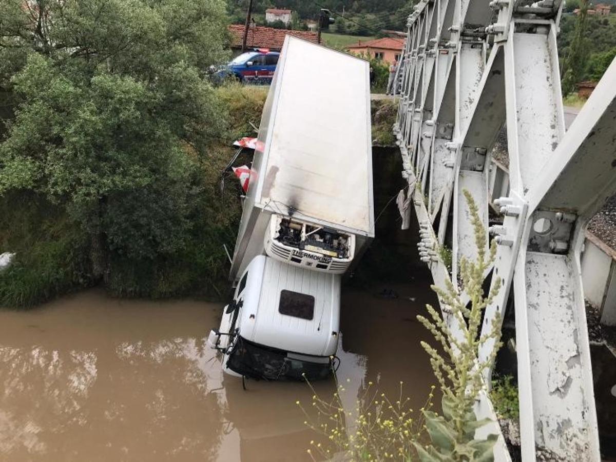 Dereye u&ccedil;an kamyonun s&uuml;r&uuml;c&uuml;s&uuml; kazadan yara almadan kurtuldu