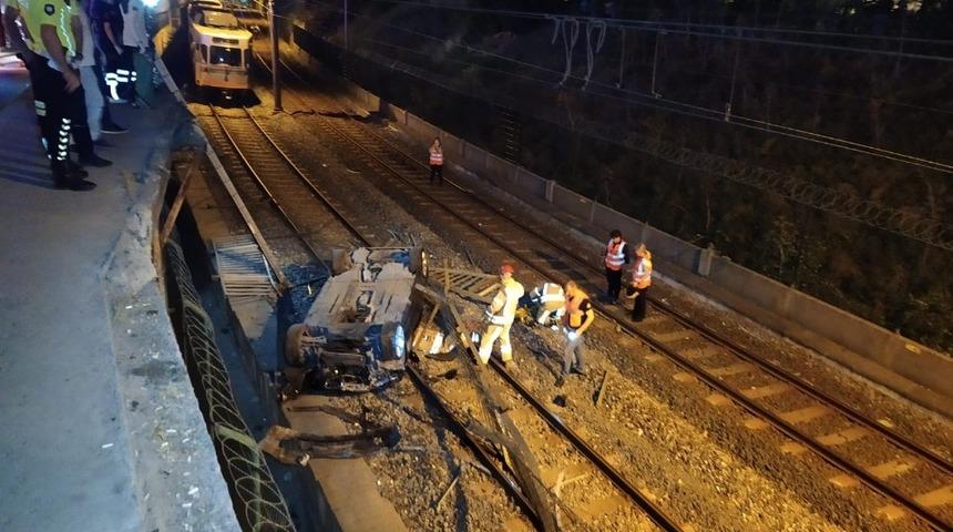 Şirinevler&rsquo;de otomobil metro raylarına u&ccedil;tu: 1 yaralı