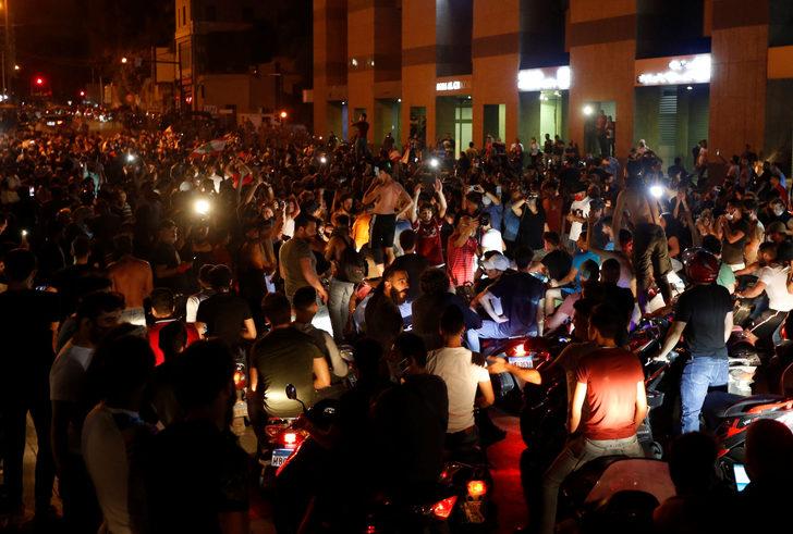 L�bnan'da protestocular Merkez Bankas�'na girmeye �al��t�