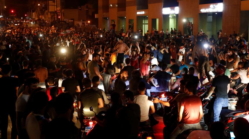 L&uuml;bnan'da protestocular Merkez Bankası'na girmeye &ccedil;alıştı