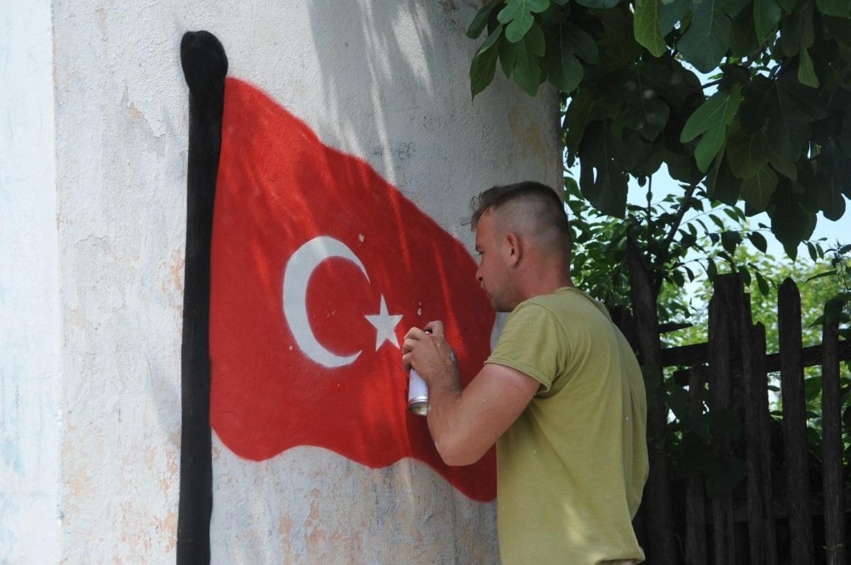 Sanatını Ala&ccedil;am duvarlarına işliyor