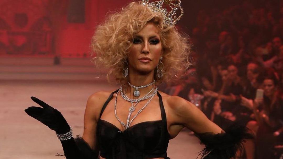 &Ccedil;ağla Şıkel J&uuml;lide Ateş'e konuştu! 'G&ouml;ğ&uuml;slerimi yaptırmıştım ama...'