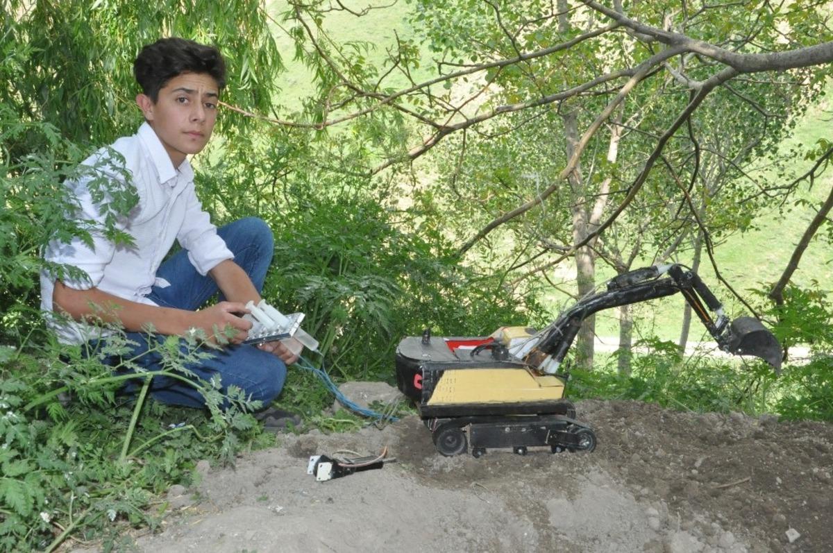 Y&uuml;ksekovalı gen&ccedil; hurda malzemelerden oyuncak ekskavat&ouml;r yaptı