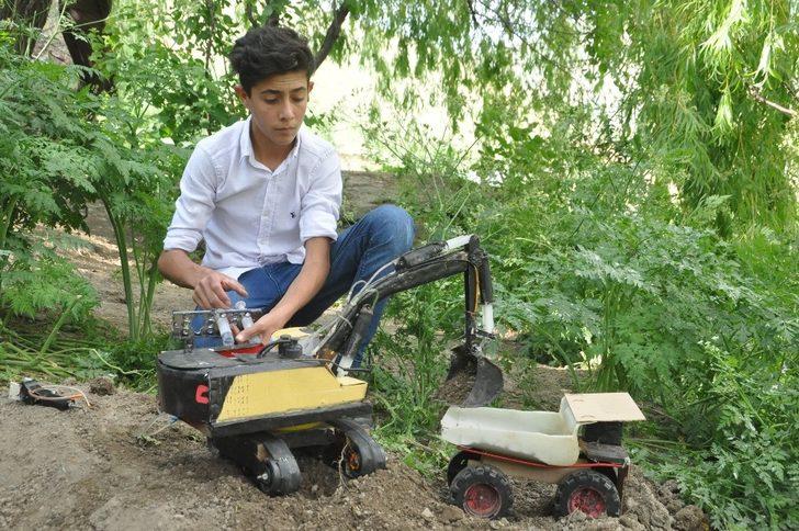 Yüksekovalı genç hurda malzemelerden oyuncak ekskavatör yaptı G2