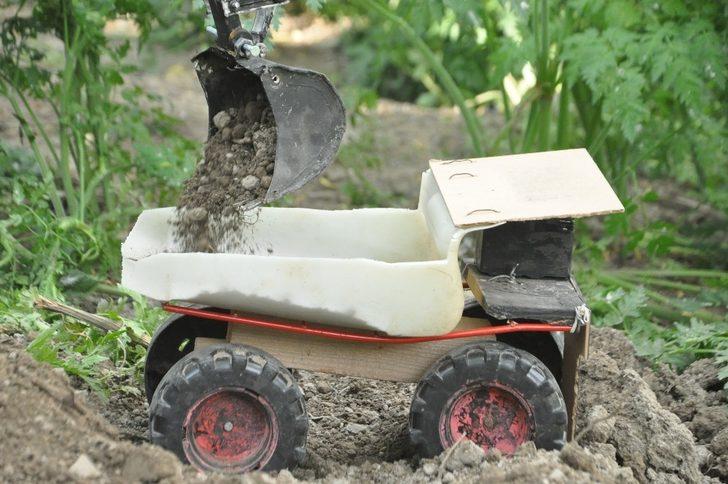 Yüksekovalı genç hurda malzemelerden oyuncak ekskavatör yaptı G3