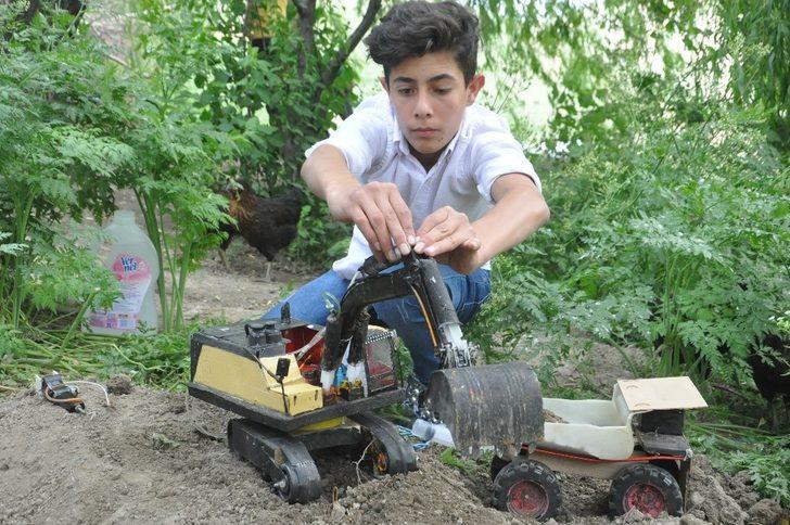 Yüksekovalı genç hurda malzemelerden oyuncak ekskavatör yaptı G4
