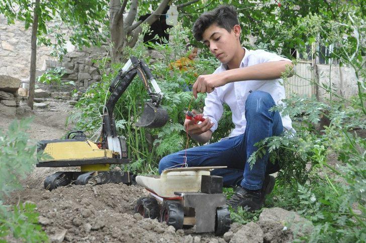 Yüksekovalı genç hurda malzemelerden oyuncak ekskavatör yaptı G5