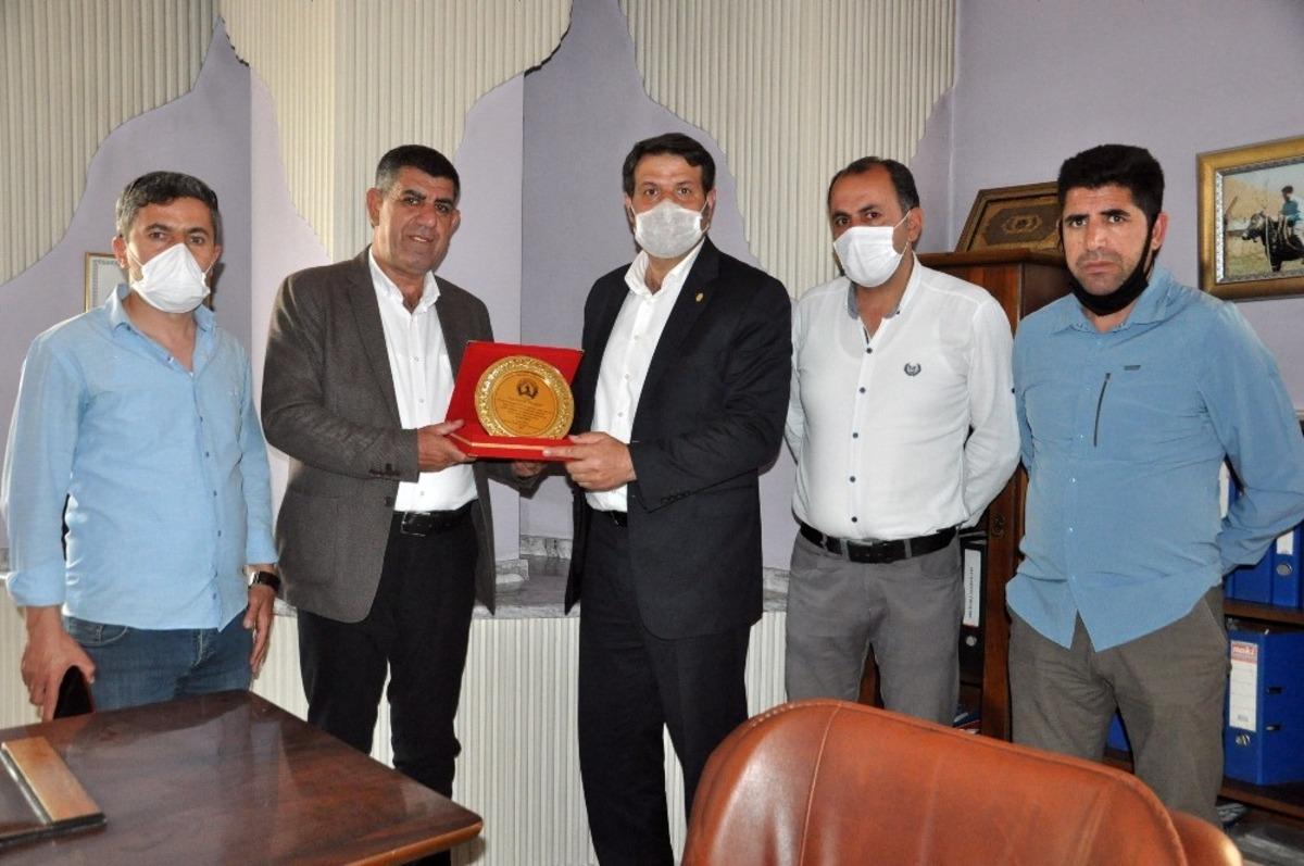 Başkan &Ccedil;oğa&ccedil;&rsquo;tan esnafa destek veren m&uuml;lk sahiplerine plaket