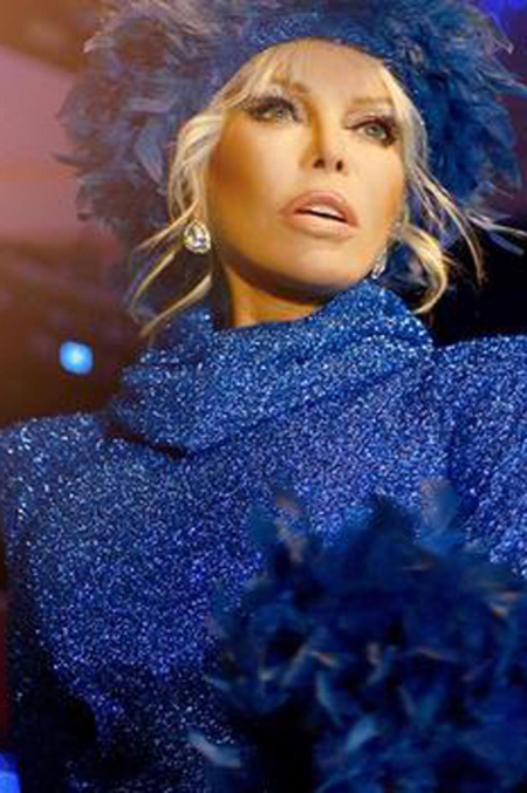 Ajda Pekkan sahnede masmavi