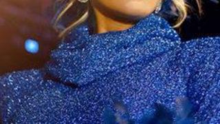 Ajda Pekkan sahnede masmavi