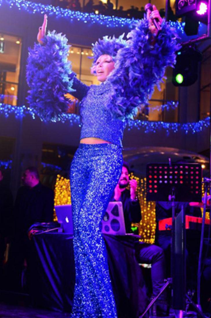 Ajda Pekkan sahnede masmavi G5