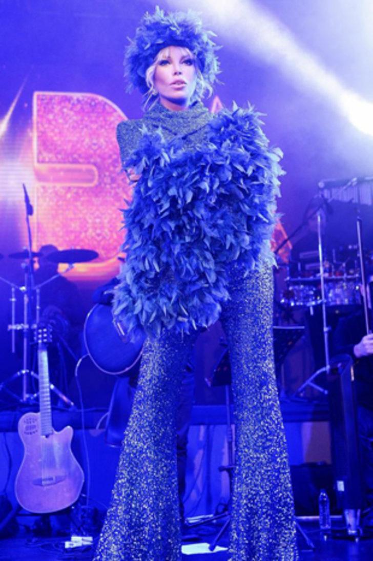 Ajda Pekkan sahnede masmavi G1