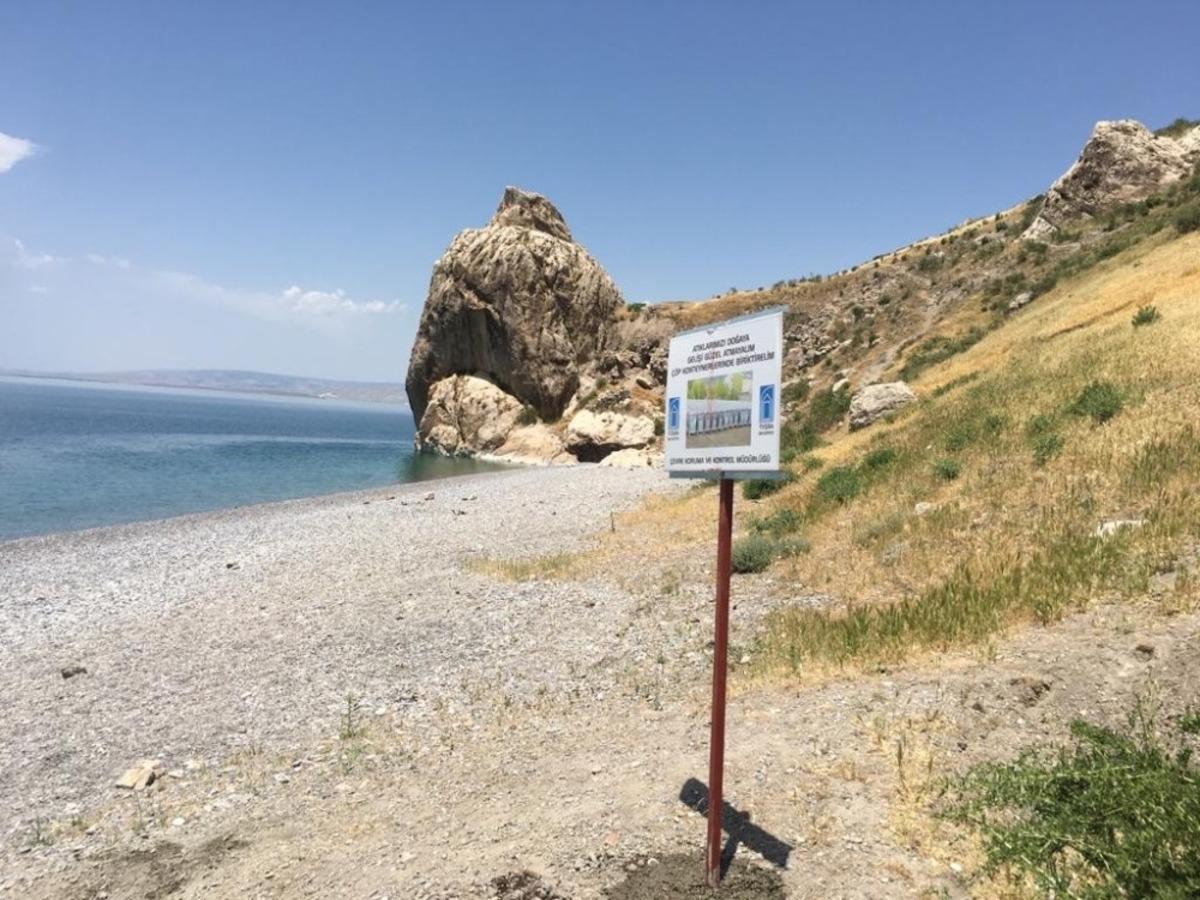 Tuşba Belediyesi, &ccedil;evre temizliği i&ccedil;in sahile &lsquo;uyarı levhaları&rsquo; dikti