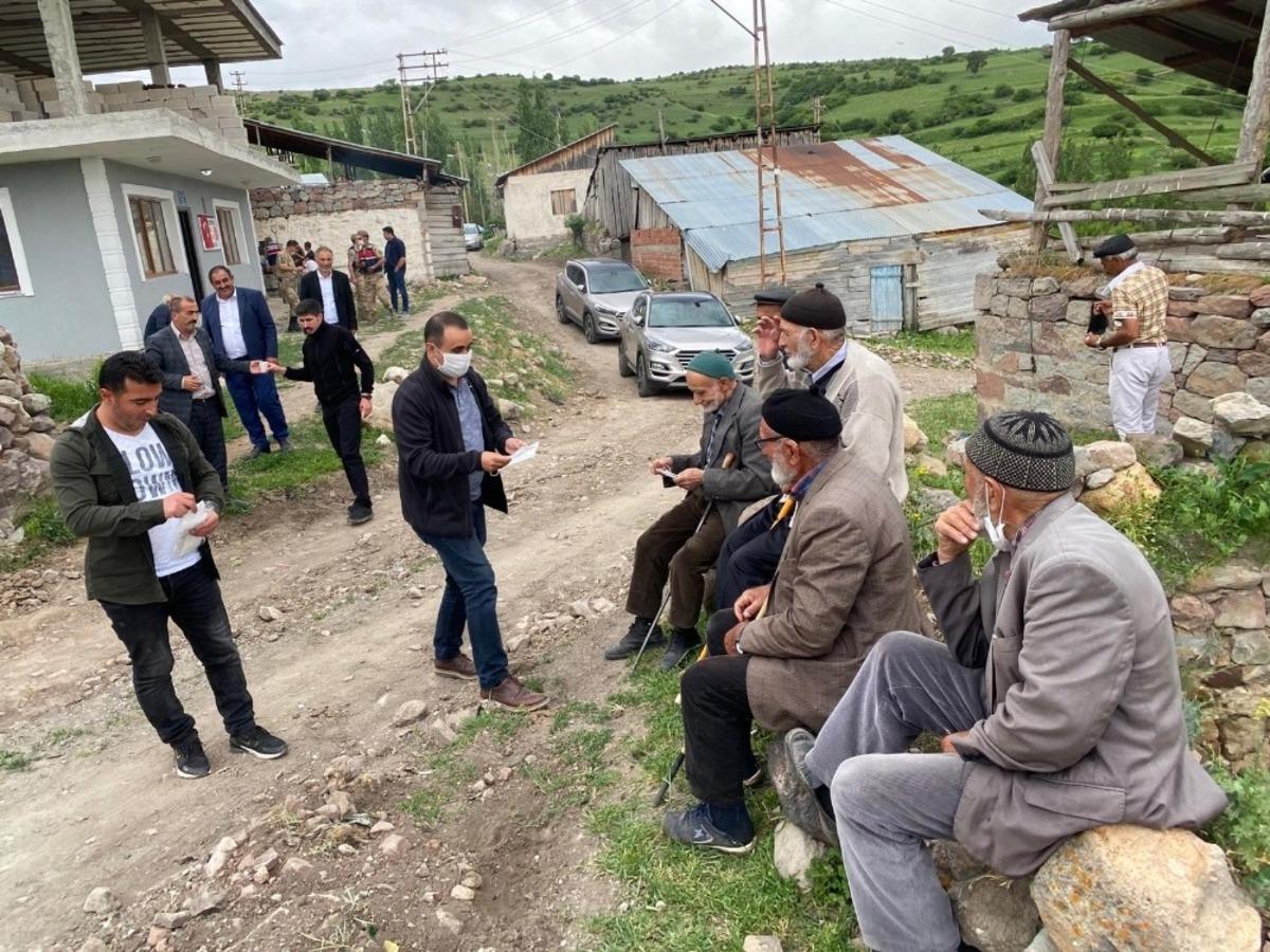 Kaymakam Tekin ve Başkan Bedir mahalle ziyaretlerini s&uuml;rd&uuml;r&uuml;yorlar