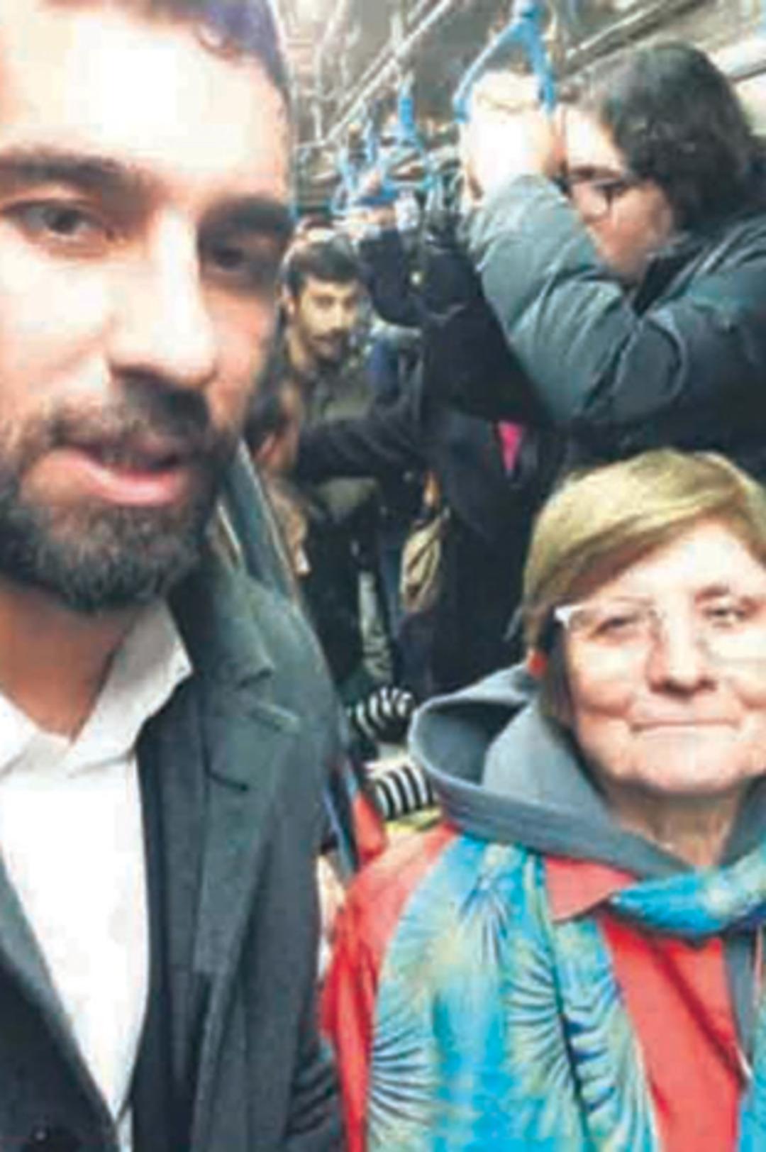 Arda Turan toplu taşıma aracına bindi selfie &ccedil;ekti