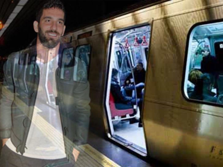Arda Turan toplu taşıma aracına bindi selfie çekti G3