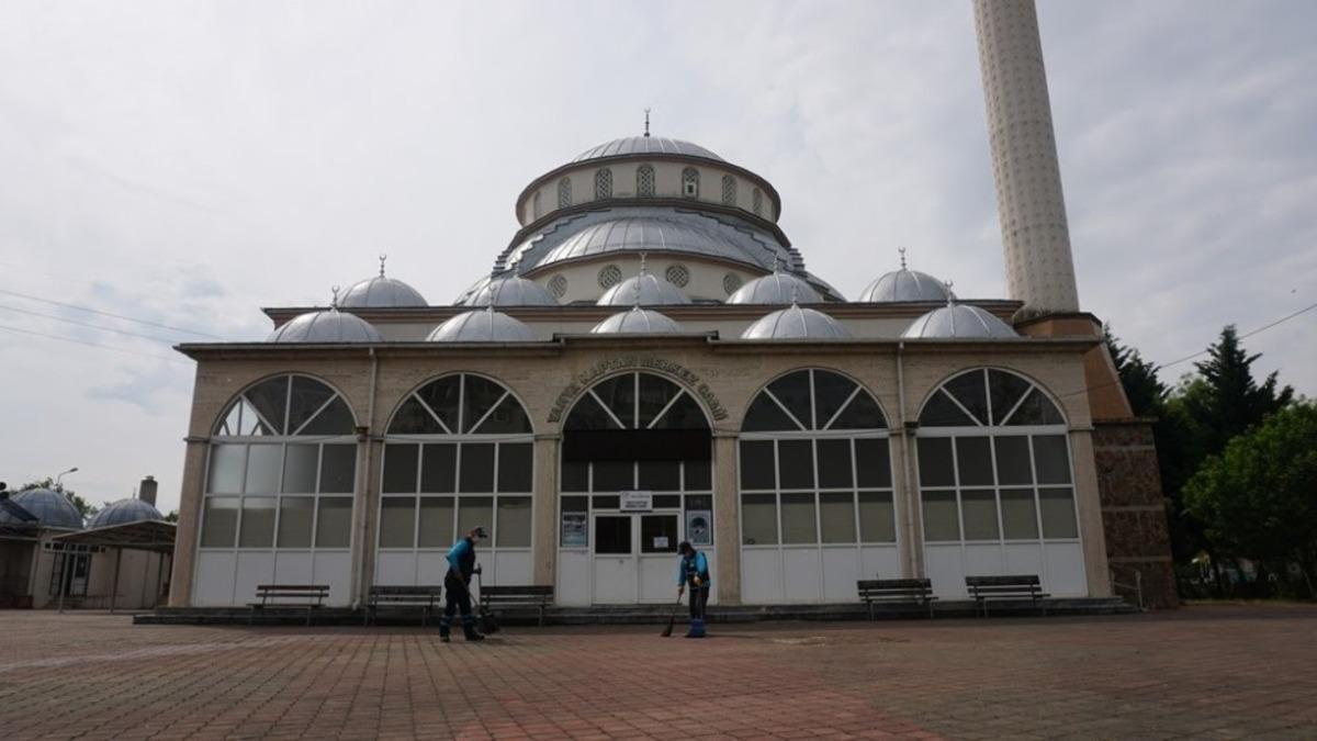 İzmit&rsquo;te camiler cuma namazı i&ccedil;in hazırlandı