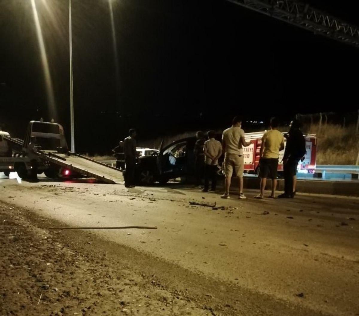 Otomobil iş makinasına arkadan &ccedil;arptı: 3 yaralı