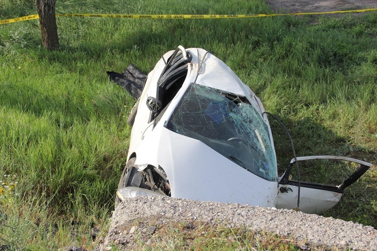 Sivas'ta otomobil devrildi: 2 &ouml;l&uuml;, 2 yaralı