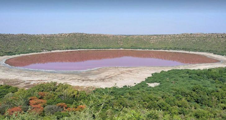 50 bin yıllık Lonar Gölü pembeye döndü G1