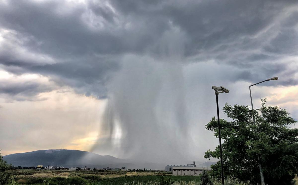 Bursa'da yağmur bulutu şaşkınlığı! G&ouml;ren telefonuna sarıldı