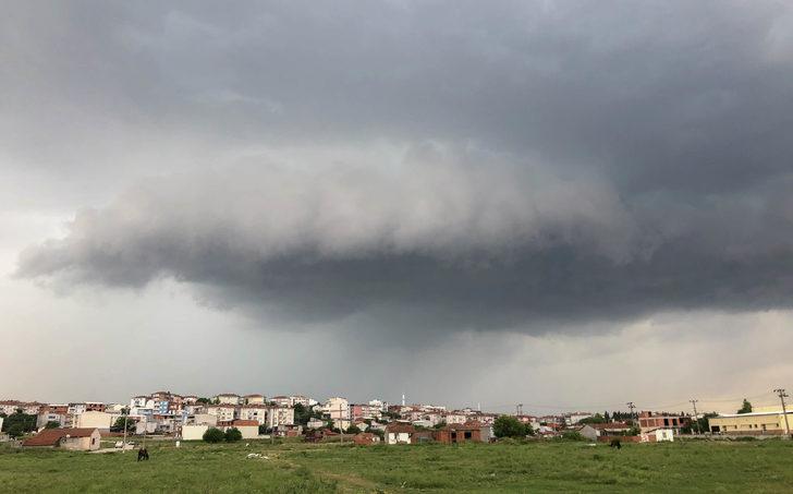 Bursa'da yağmur bulutu şaşkınlığı! Gören telefonuna sarıldı G4