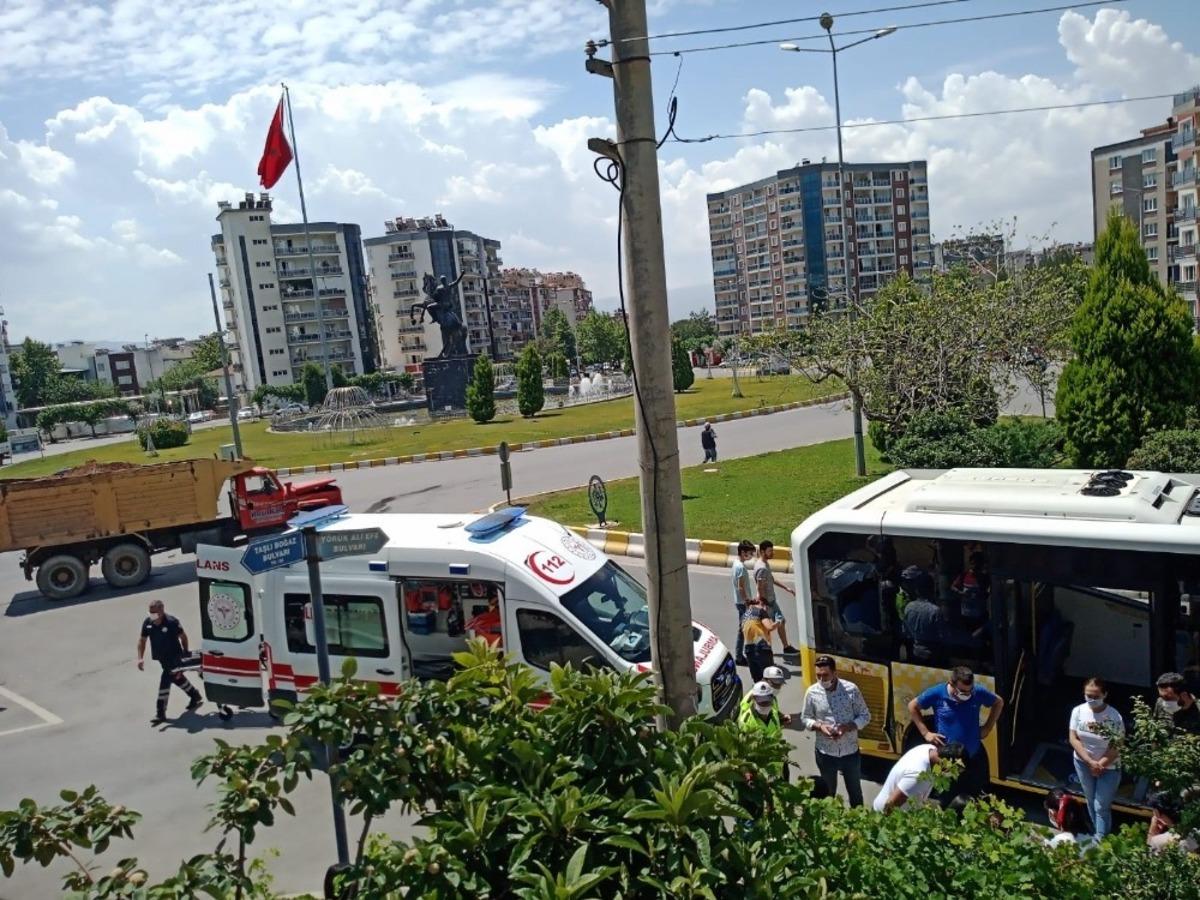 Kavşakta kamyonla otob&uuml;s &ccedil;arpıştı, korkudan bayılan yolcu hastaneye kaldırıldı