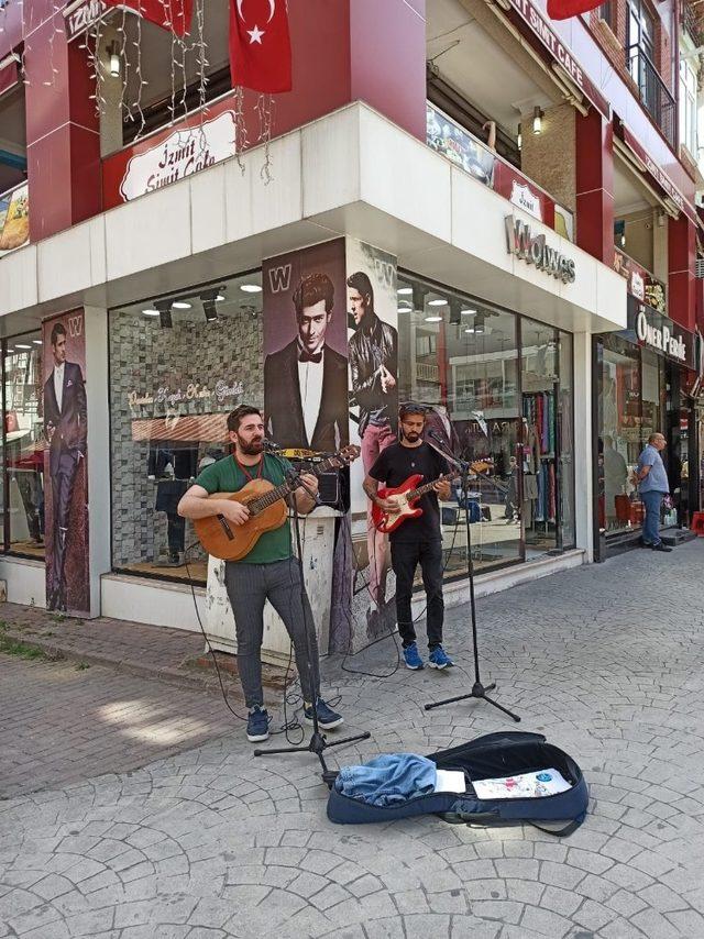 İzmit’in sokaklarında müzik vatandaşlarla tekrar buluşmaya başladı